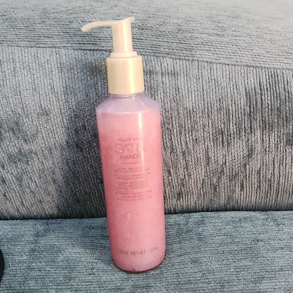 Mary Kay Satin Hands Satin Smoothie Shea Scrub in "Blissful Pomegranate" 7.75oz
